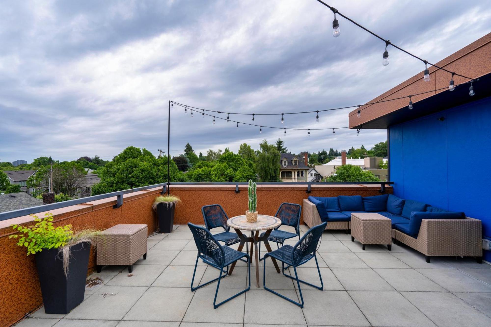 Penthouse Retreat- Roof Deck & Food Pods Apartment
