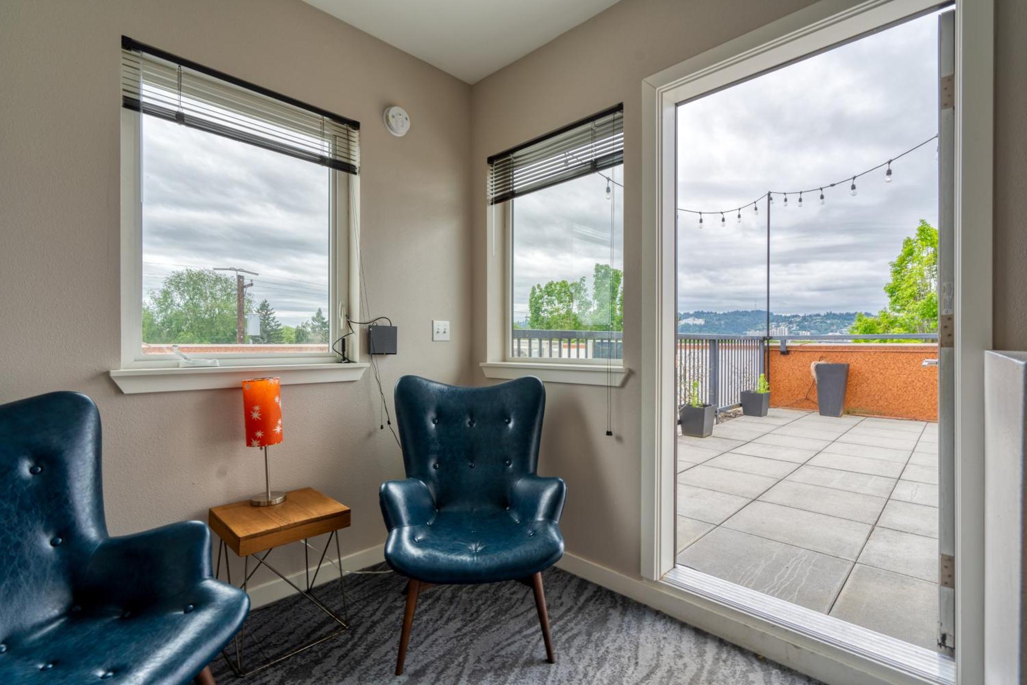 Penthouse Retreat- Roof Deck & Food Pods Portland