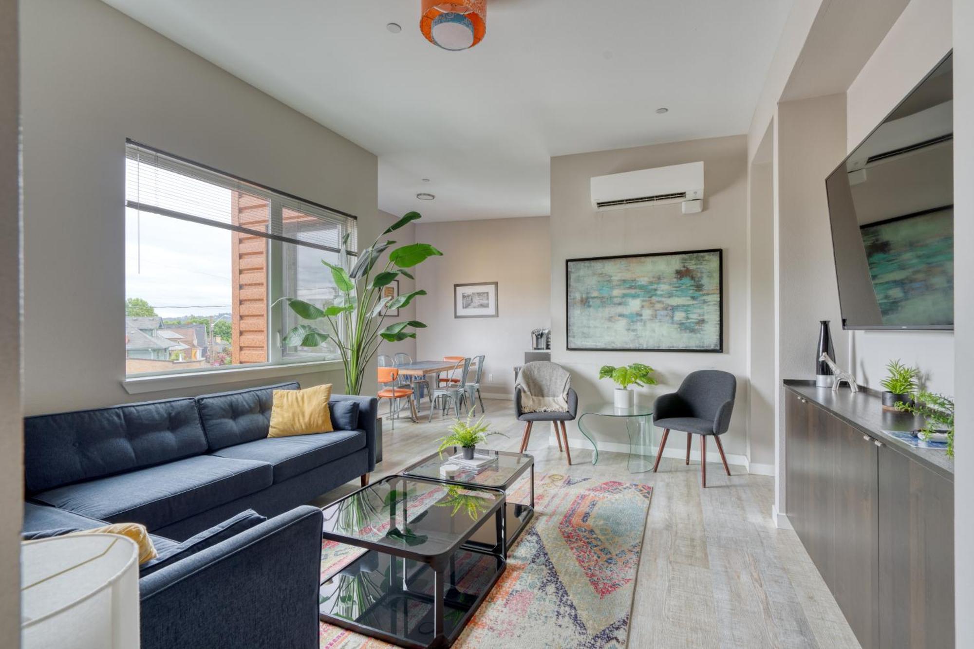 Penthouse Retreat- Roof Deck & Food Pods Apartment