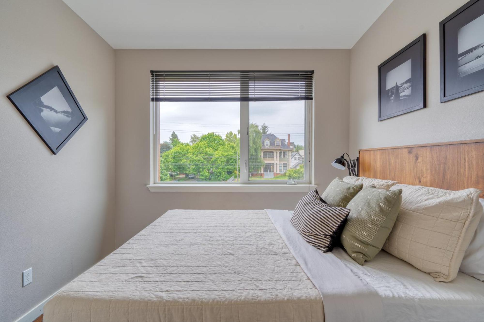 Penthouse Retreat- Roof Deck & Food Pods * Portland