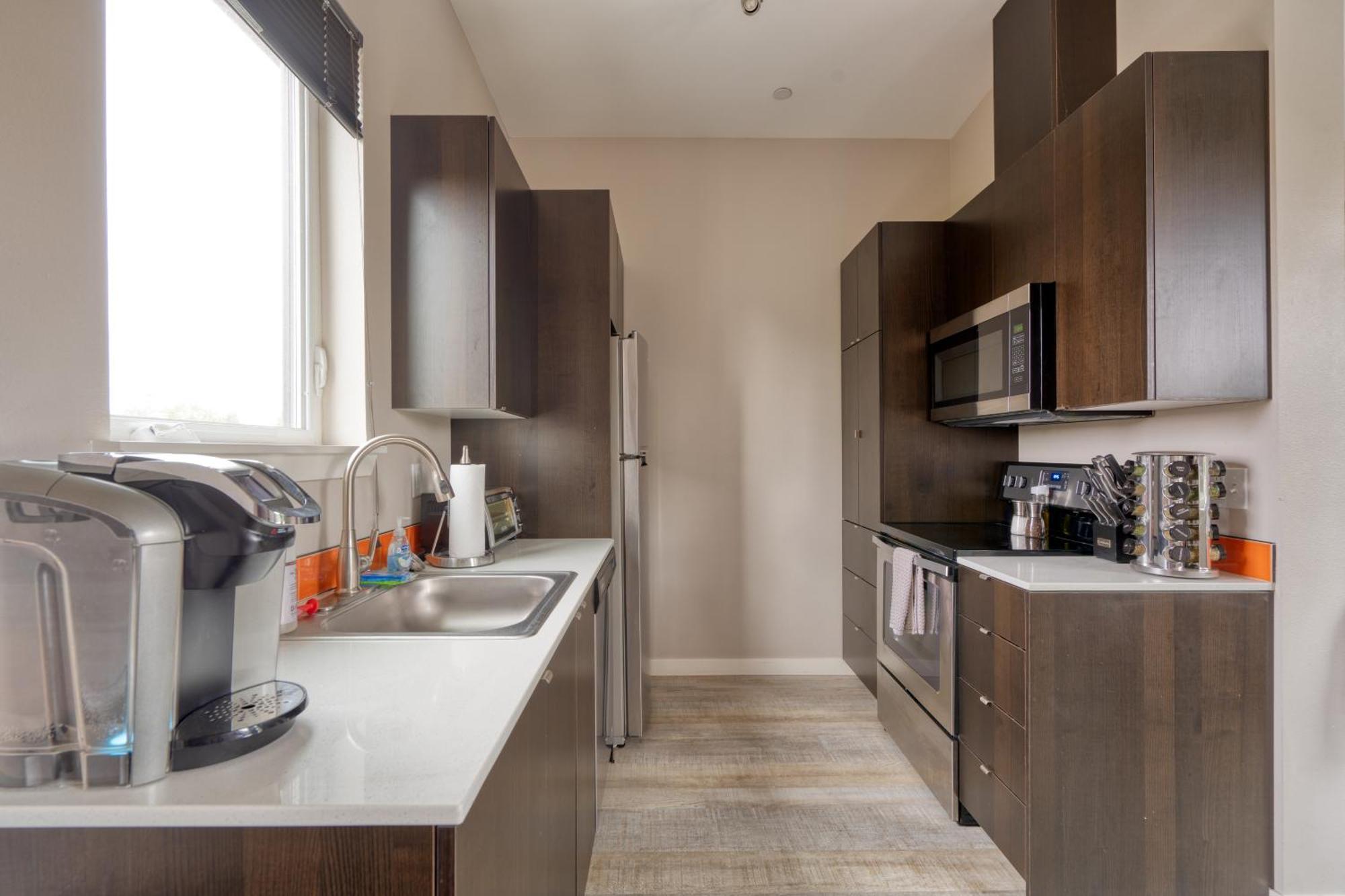 Penthouse Retreat- Roof Deck & Food Pods