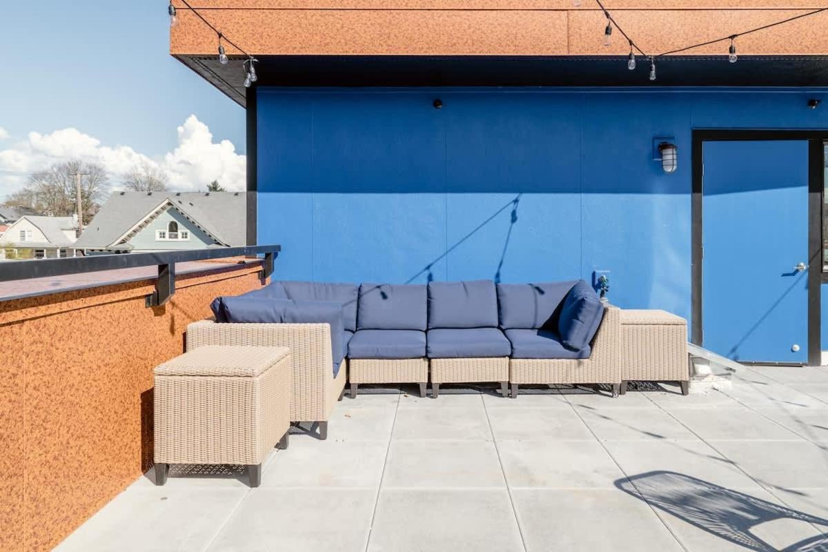 Penthouse Retreat- Roof Deck & Food Pods Apartment Portland