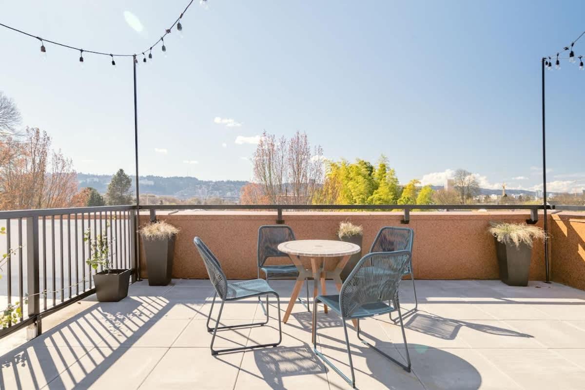 Penthouse Retreat- Roof Deck & Food Pods *