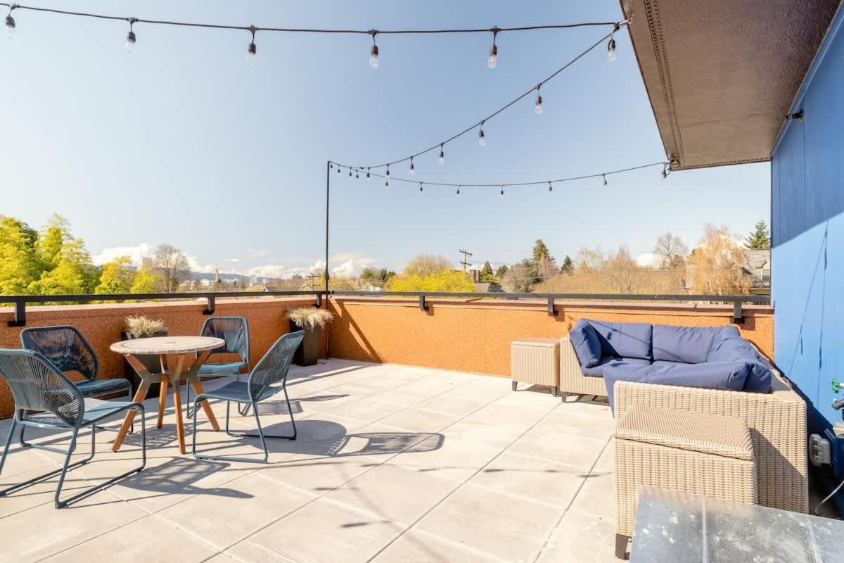 Penthouse Retreat- Roof Deck & Food Pods Apartment