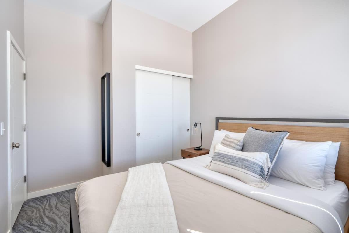 Penthouse Retreat- Roof Deck & Food Pods * Portland