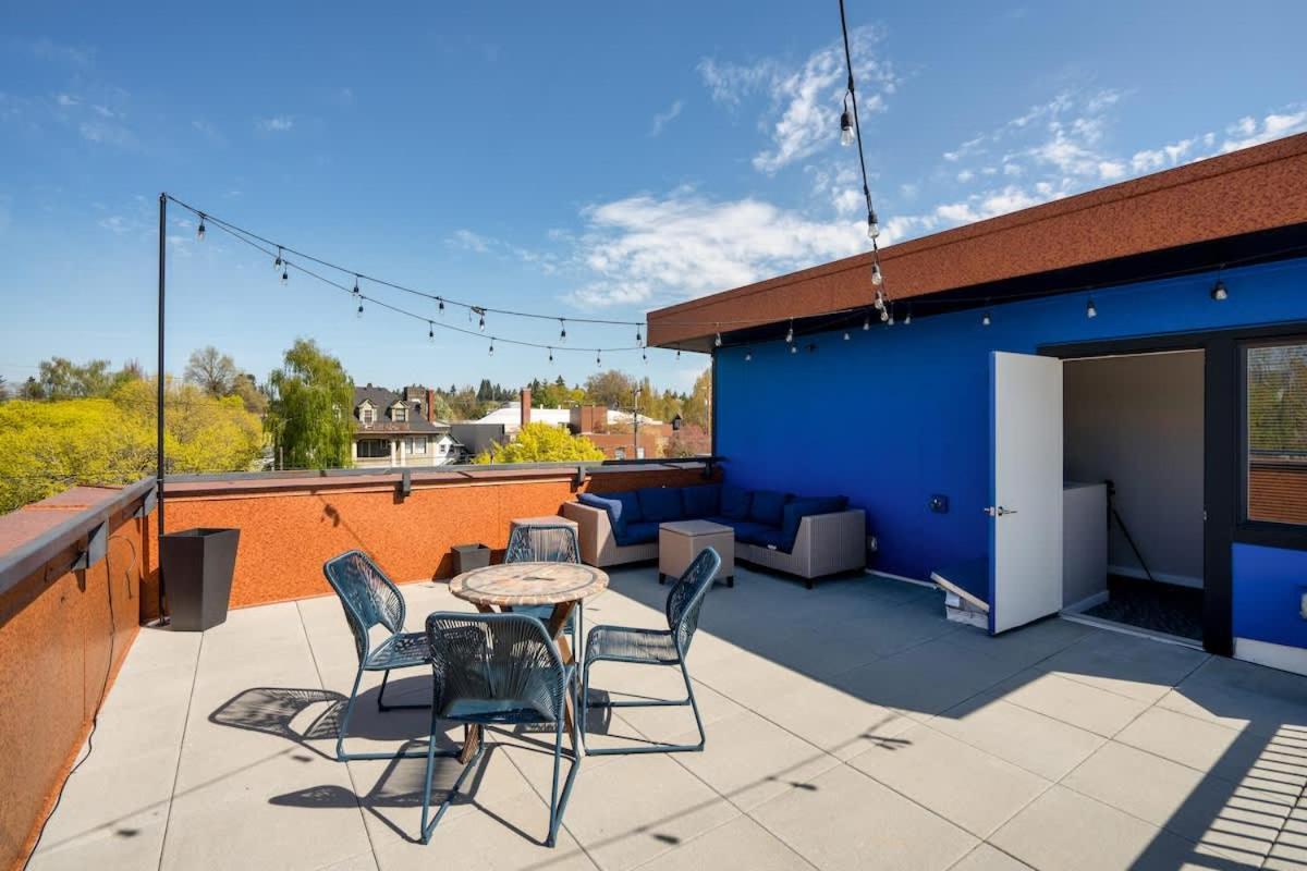 Penthouse Retreat- Roof Deck & Food Pods Apartment Portland